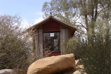 Kertépület, Lake Isabella, California (2004), fotó: Victor Summers