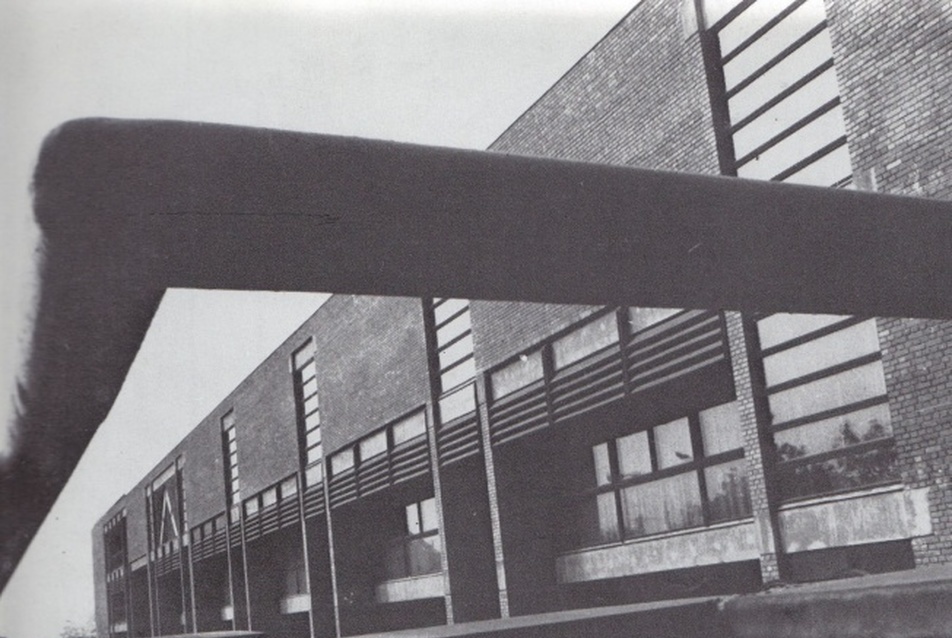 Az épület déli homlokzata a MÉ 1986/6 számában megjelent cikkben, fotó: Szentiváni János