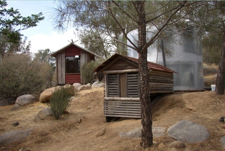 Kertépület, Lake Isabella, California (2004), fotó: Victor Summers