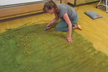 Organikus szőnyeg nyírás közben