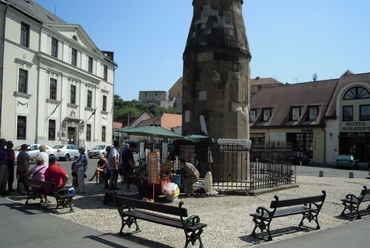Árusok a minaret előtt, fotó: Báthory Gábor