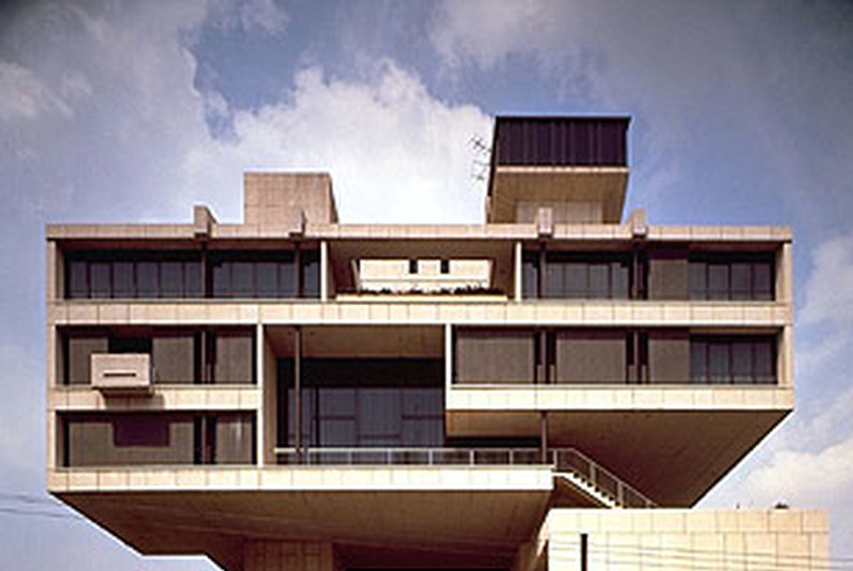 Kenzo Tange, kuvaiti nagykövetség épülete, Tokió, 1970, forrás: http://www.flickr.com/photos/guen_k/7426287966/sizes/h/in/photostream/
