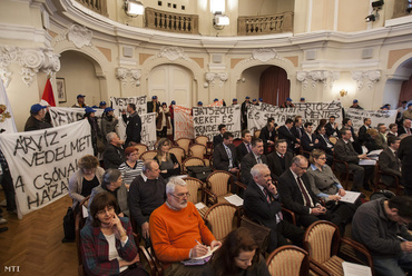 A gát megépítése ellen tüntető civilek a Fővárosi Közgyűlés ülésén, Fotó: Szigetváry Zsolt / MTI