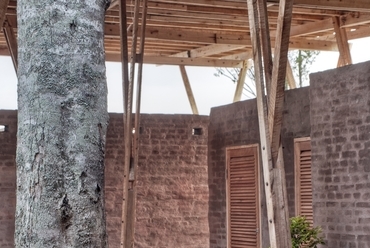 Téglafalak a könnyű fa szerkezet alatt, fotó: Pasi Aalto