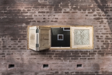 Fahéjfából készített ablak, fotó: Pasi Aalto