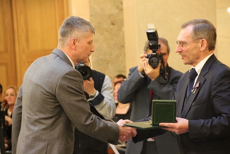 Március 15. alkalmából köztársasági elnöki kitüntetések, miniszteri elismerések, valamint az Ybl-díj átadása, BM Márványaula, Molnár Csaba DLA átveszi az Ybl-díjat - fotó: perika