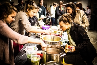 Detroit SOUP (leves). Havonta rendezett vacsora-összejövetel és gyűjtés kreatív mikro-projektek támogatására Detroitban, fotó: David Lewinski