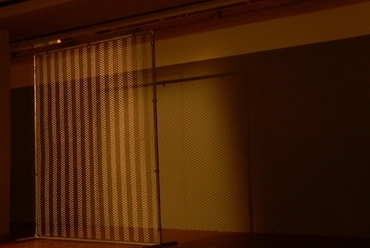 A Palais de Tokyo helyett; Daniel Buren alkotása. (Korlát, a múzeum kiállító termeinek elválasztásához.), fotó: Kovács Szilvia
