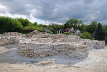 A patkóíves kápolna és a templomhajó északkelet felől, fotó: Garai Péter