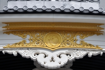 A bejárat fölötti ‘karahafu’-tető részlete, fotó: Kovács Bence