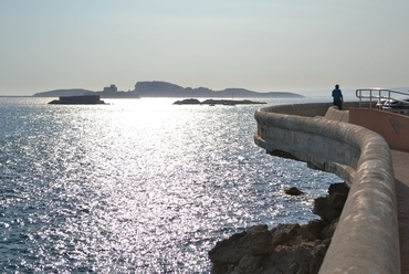 La Corniche a déli partok mentén (épült 1863, kiszélesítették 1968)