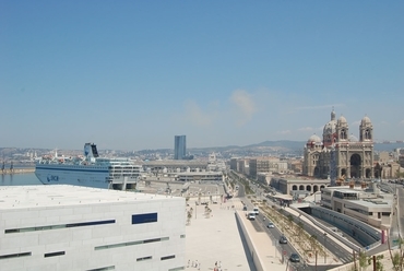 Az autópálya helyén kialakított Littoral sétány a la Major-nál (1893), előtérben a Villa Méditerranée (Stefano Boeri ) háttérben a CMA-CGM torony (Zaha Hadid)