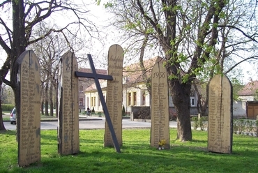 Dunavecsei háborús emlékmű (tervező: Makovecz Imre)