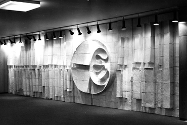 Majoros János - Budapest, Vörösmarty tér, Kulturális Központ, 52 m² mázas kerámia falikép, lebontották, 1971, forrás: Iparművészeti Lektorátus
