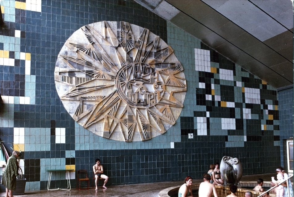 Majoros Hédy - Kaposvár, Termálfürdő, plasztikus, színes kerámia falikép színes Zsolnay csempe háttéren, lebontották, 1966, forrás: Iparművészeti Lektorátus