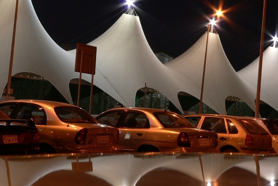 Majoros Gábor – Hurghadai Nemzetközi Repülőtér ponyvaszerkezetes várócsarnoka, 2000, fotó: Majoros Nóra