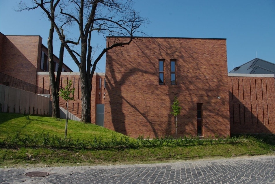 Régi-új épületbe költözött a Soproni Törvényszék