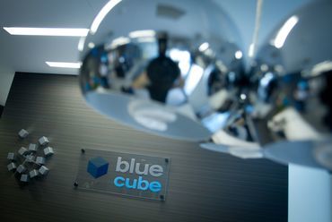 Blue Cube - recepció fal, fotó: Cziglán Tamás