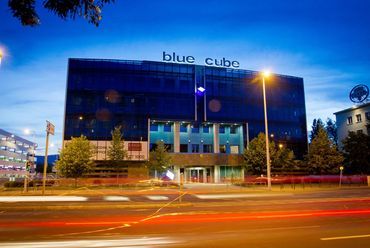 Blue Cube - az épület este, fotó: Cziglán Tamás