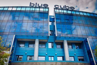 Blue Cube - főhomlokzat, fotó: Cziglán Tamás