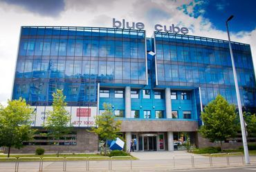 Blue Cube - főhomlokzat, fotó: Cziglán Tamás