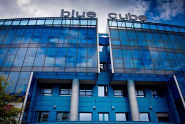 Blue Cube - főhomlokzat, fotó: Cziglán Tamás