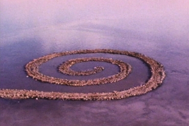 Robert Smithson: Spirális gát1970, 16 mm-es film videóra átírva 35’ (állókép)Az Electronic Arts Intermix (EAI), New York engedélyével