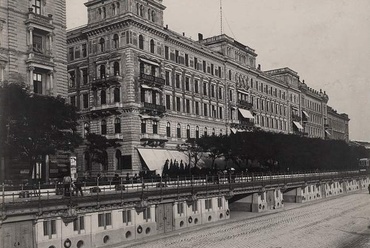 Részlet a századforduló pesti korzójáról (Grand Hotel) 