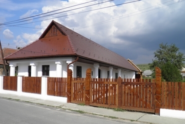 Tájház déli homlokzat, építész: Viszlai József