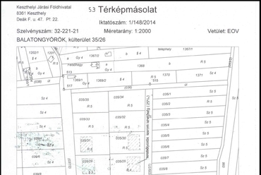 Helyszínrajz, színessel a beépítési kontúr, a környező telkeken satírozva a lehetséges maximális beépítés, forrás: Tomay Tamás