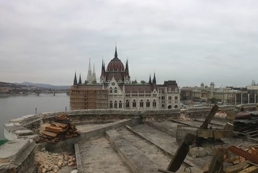 Az épület tetőszerkezete bontás alatt, forrás: Bánáti Béla