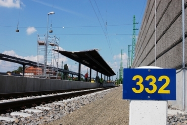 A zajvédőfal a vasúti pálya felől, Vác, 2014, fotó: Zöldi Péter