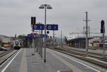 Az átépített vasútállomás peronja, balra a fejlesztési területtel, fotó: Gyergyák János