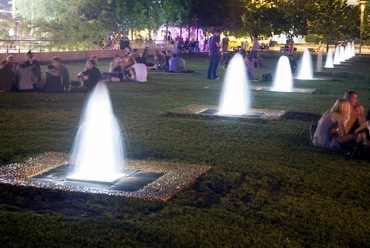 Megvilágított vízpontsor a parkban, fotó: Zsitva Tibor