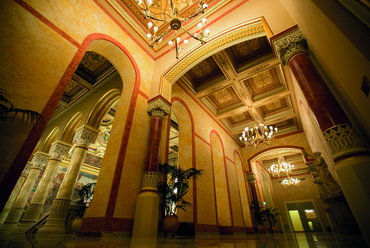 A 2. emeleti foyer a díszlépcsőház felé, fotó: Szőllősi Mátyás, MMA