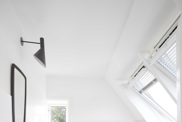 Az eleinte sötét és nehezen szellőztethető fürdőszobában szintén beépítettek két tetőtéri ablakot egymás mellé, ami több fényt és sokkal jobb szellőzést eredményez.Fotó: VELUX Deutschland GmbH