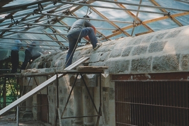 A Medveház helyreállítás közben, 1995, fotó: Kiss József
