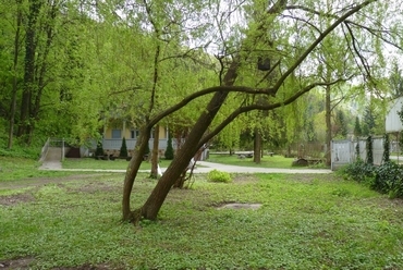 Az előkert az egykori cselédház felől, fotó: dr. Monspart-Molnár Zsófia