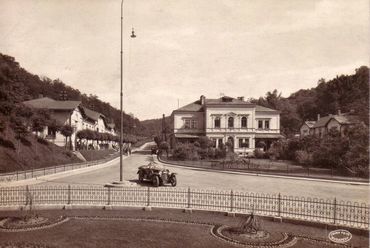 A tér az Olvasó Egylet és a Tiszti Kaszinó épületével (1930), forrás: Borsodnádasdi Helytörténeti Gyűjtemény