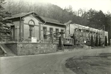 Az Olvasó Egylet bontása és a Művelődési Ház építése (1983), forrás: Borsodnádasdi Helytörténeti Gyűjtemény