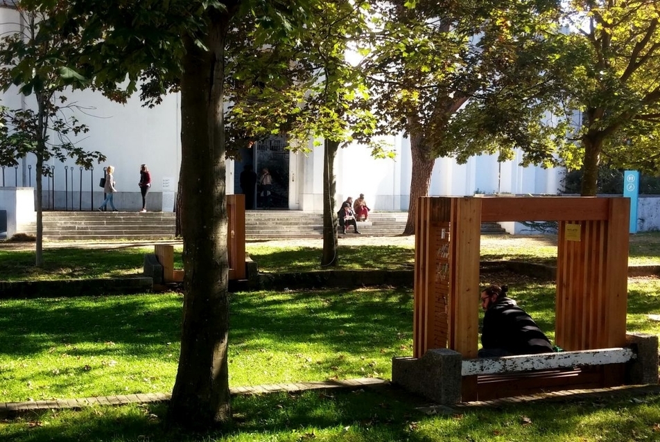 A magyar pavilonhoz kapcsolódóan átalakított padok Velencében, fotó: Kádár Bálint