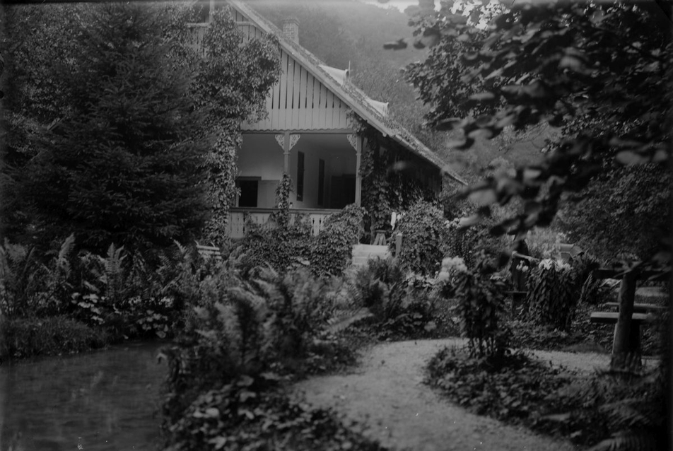 A kerti tó a ház előtt, 1930 körül, archív kép: Herman Ottó Múzeum