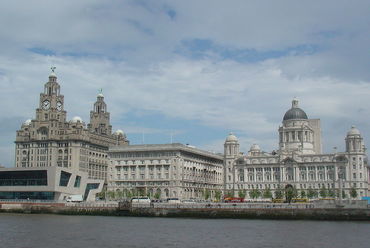 Liverpool Pier Head előtérben a Royal Liver Buildinggel és a kikötőigazgatósággal. Forrás: Wikipedia