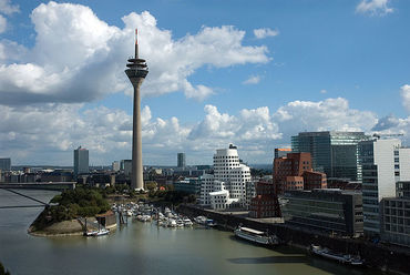 Harald Deilmann: Rheinturm - Düsseldorf, Hafen. Forrás: Wikipedia