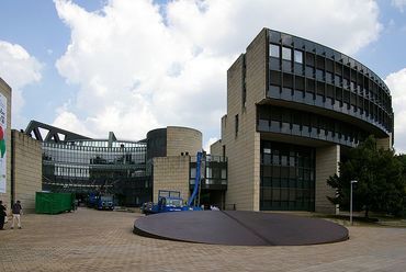 Edmund Spohr: Észak-Rajna-Vesztfália Tartományi Parlament - Düsseldorf, Hafen. Forrás: Wikipedia
