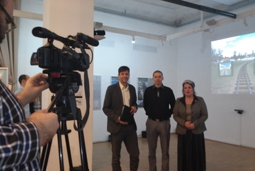 Szmodits Júlia, az Ybl Egyesület elnök asszonya bemutatja a 3D-s építészeti modellező szoftvert kifejlesztő csoportot a FUGA Budapesti Építészeti Központban, 2014. december 6-án.