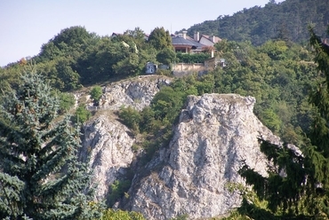 Az Apáthy-szikla impozáns dolomit tömbje a fogadóépület melléktengelyében, távolabb az Oroszlán- szikla látható ebben az irányban, fotó: Kiss József 2010 körül