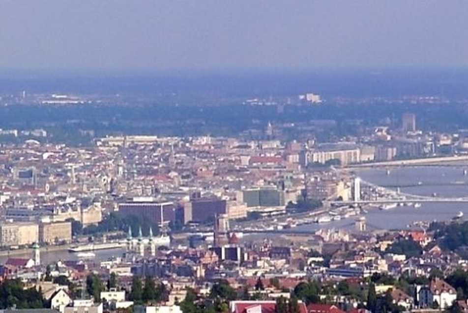 Kilátás az A jelű tengelypontról, Árpád kilátótól, a Látó hegyről Budára, fotó: Wikipedia 