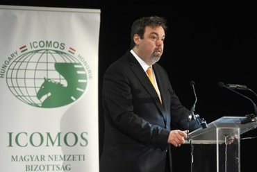 L. Simon László, a Miniszterelnökség parlamenti államtitkára beszél a műemlékvédelmi szakma díjak átadásán (MTI/Kovács Attila)