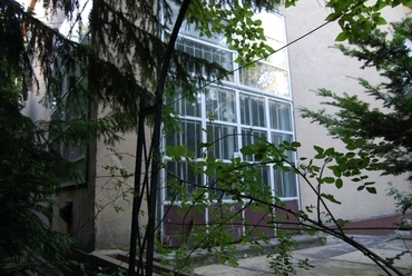 acél ablakok, teraszajtó a felújítás előtt - ICOMOS díjban részesült családi ház felújítása